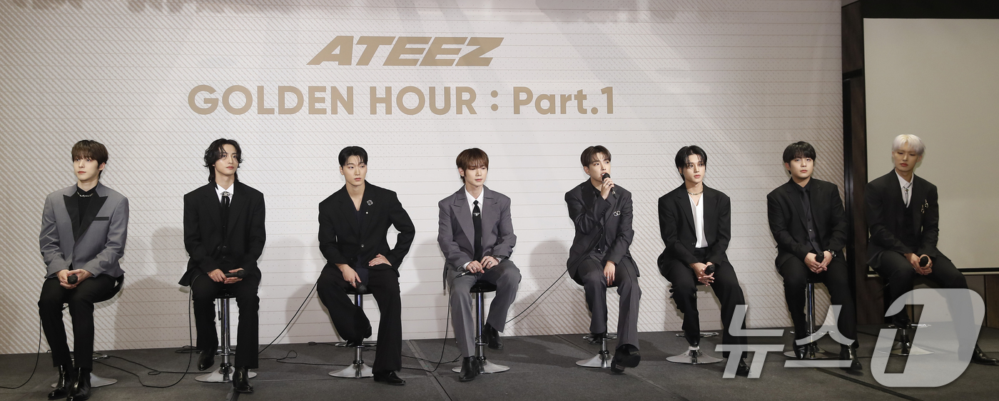 (서울=뉴스1) 권현진 기자 = 그룹 에이티즈(ATEEZ) 윤호(왼쪽부터)와 성호, 산, 여상, 홍중, 우영, 종호, 민기가 30일 서울 종로구 포시즌스 호텔에서 가진 미니 10집 …