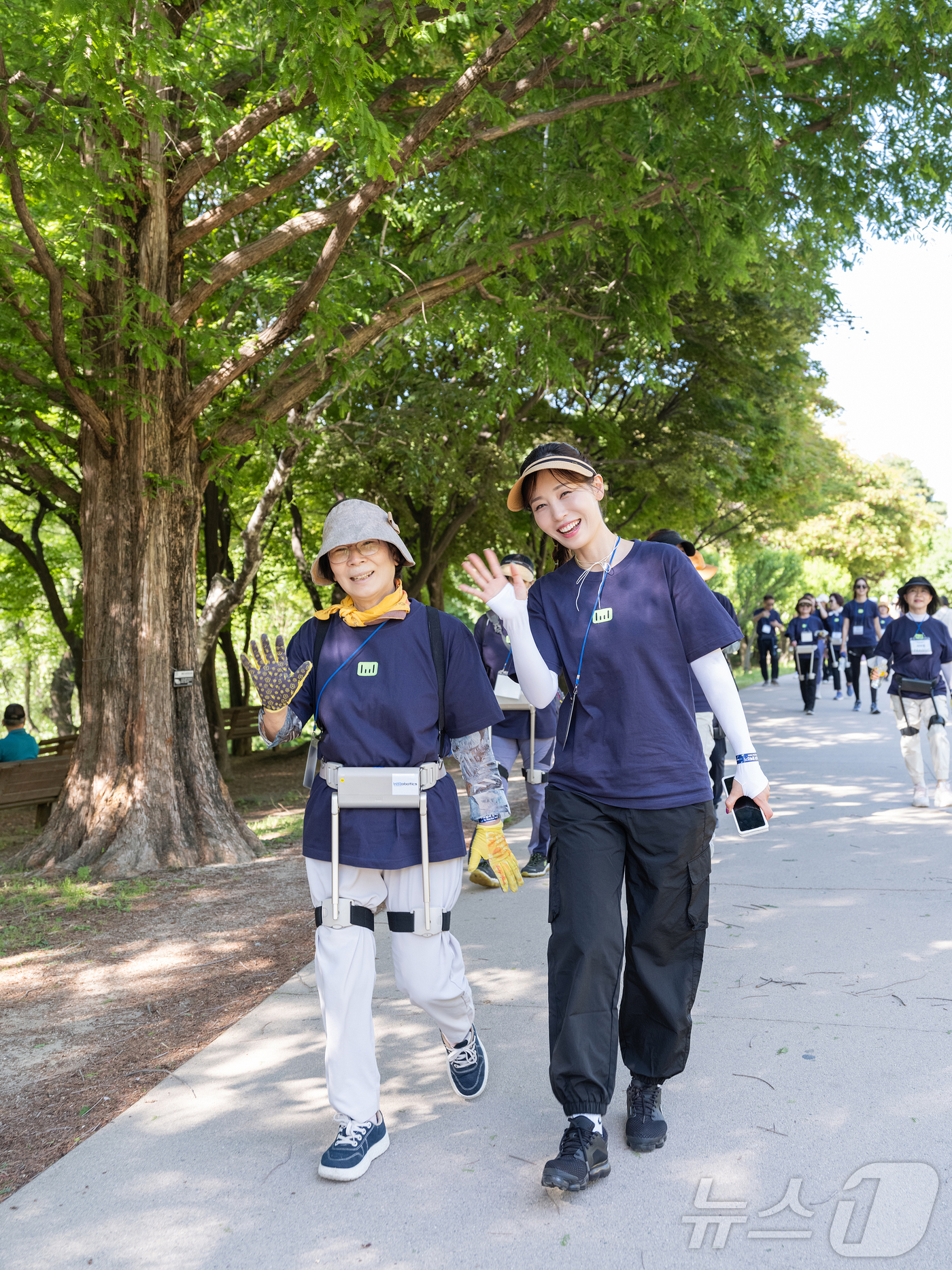 (서울=뉴스1) = 웨어러블 로봇 스타트업 위로보틱스는 서울 올림픽 공원에서 ‘우먼센스 X 가정의 달 부모님과 함께 걷기대회’를 지난 28일 개최했다. 참가자들이 위로보틱스의 웨어 …