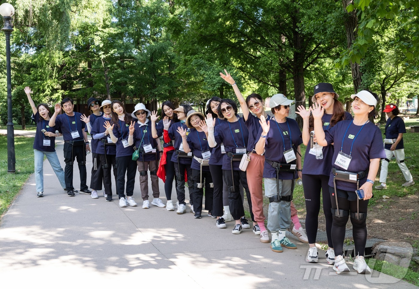 (서울=뉴스1) = 웨어러블 로봇 스타트업 위로보틱스는 서울 올림픽 공원에서 ‘우먼센스 X 가정의 달 부모님과 함께 걷기대회’를 지난 28일 개최했다. 참가자들은 “웨어러블 로봇을 …