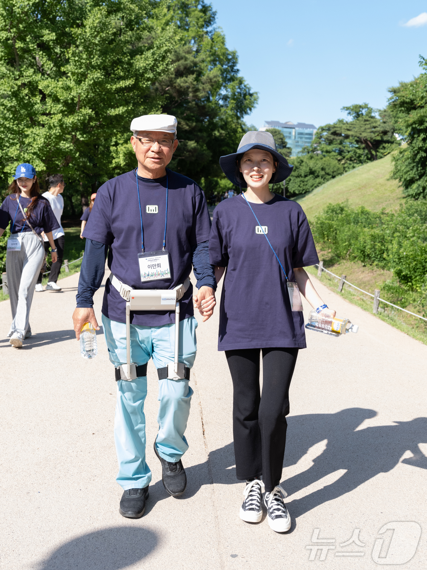(서울=뉴스1) = 웨어러블 로봇 스타트업 위로보틱스는 서울 올림픽 공원에서 ‘우먼센스 X 가정의 달 부모님과 함께 걷기대회’를 지난 28일 개최했다. 평균 연령 70대의 부모님들 …