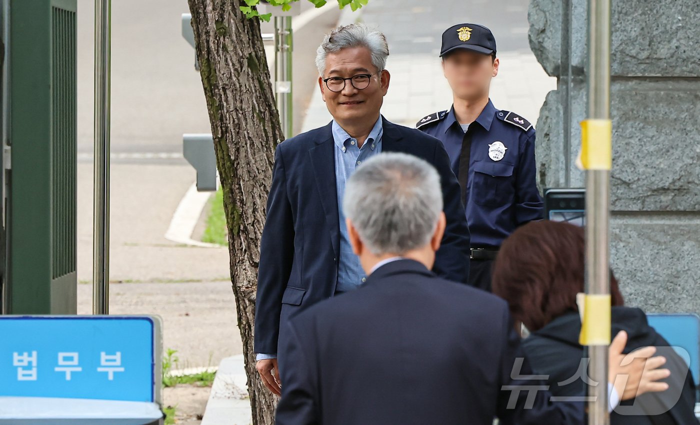 더불어민주당 전당대회를 앞두고 &#39;돈봉투&#39; 살포 의혹 등으로 구속돼 재판중인 송영길 소나무당 대표가 30일 경기 의왕시 서울구치소에서 보석으로 석방돼 나오고 있다. 2024.5.30/뉴스1 ⓒ News1 김도우 기자