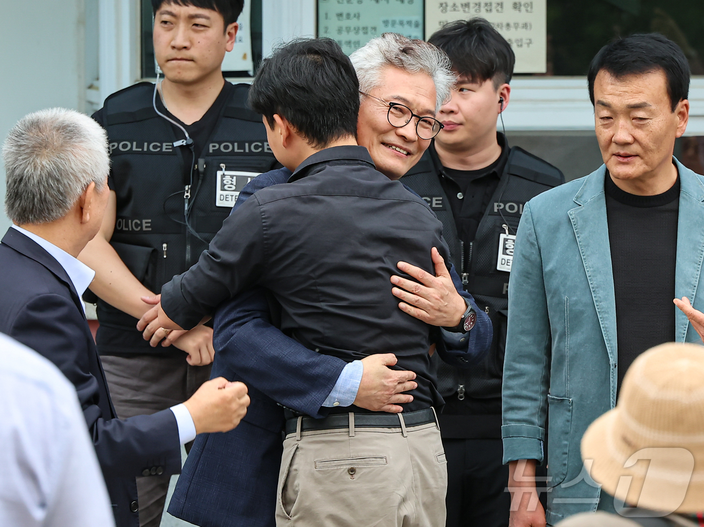 (의왕=뉴스1) 김도우 기자 = 더불어민주당 전당대회를 앞두고 '돈봉투' 살포 의혹 등으로 구속돼 재판중인 송영길 소나무당 대표가 30일 경기 의왕시 서울구치소에서 보석으로 석방돼 …