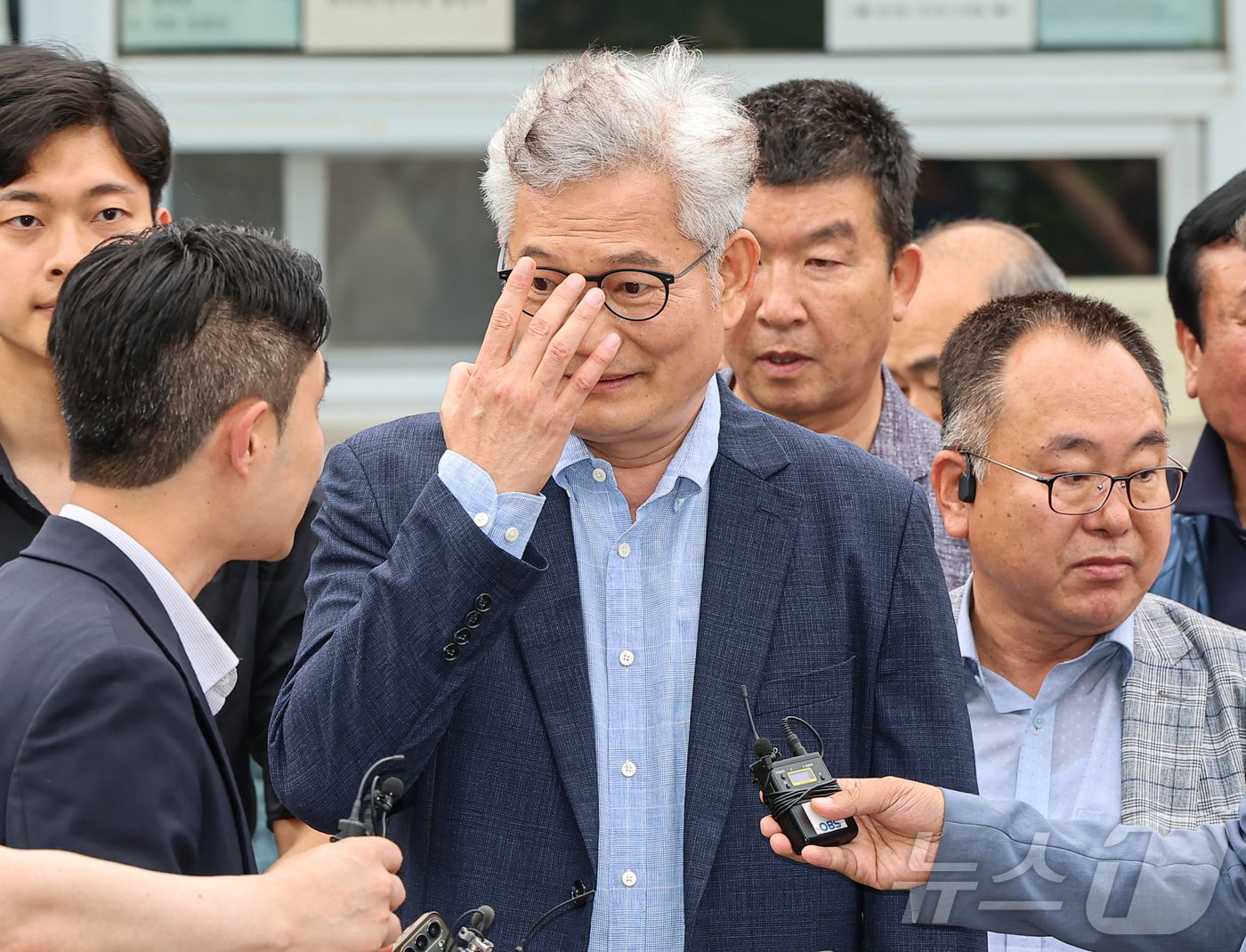 본문 이미지 - 더불어민주당 전당대회를 앞두고 '돈봉투' 살포 의혹 등으로 구속돼 재판중인 송영길 소나무당 대표가 30일 경기 의왕시 서울구치소에서 보석으로 석방된 후 취재진에 입장을 밝히고 있다. 2024.5.30/뉴스1 ⓒ News1 김도우 기자