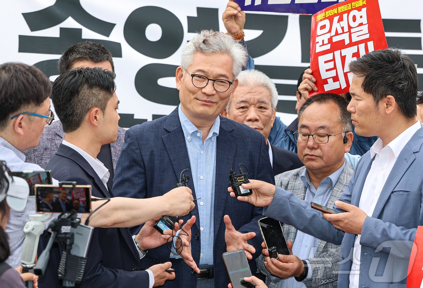 본문 이미지 - 더불어민주당 전당대회를 앞두고 '돈봉투' 살포 의혹 등으로 구속돼 재판중인 송영길 소나무당 대표가 30일 경기 의왕시 서울구치소에서 보석으로 석방된 후 취재진에 입장을 밝히고 있다. 2024.5.30/뉴스1 ⓒ News1 김도우 기자