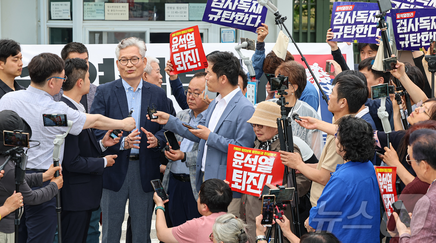 (의왕=뉴스1) 김도우 기자 = 더불어민주당 전당대회를 앞두고 '돈봉투' 살포 의혹 등으로 구속돼 재판중인 송영길 소나무당 대표가 30일 경기 의왕시 서울구치소에서 보석으로 석방된 …