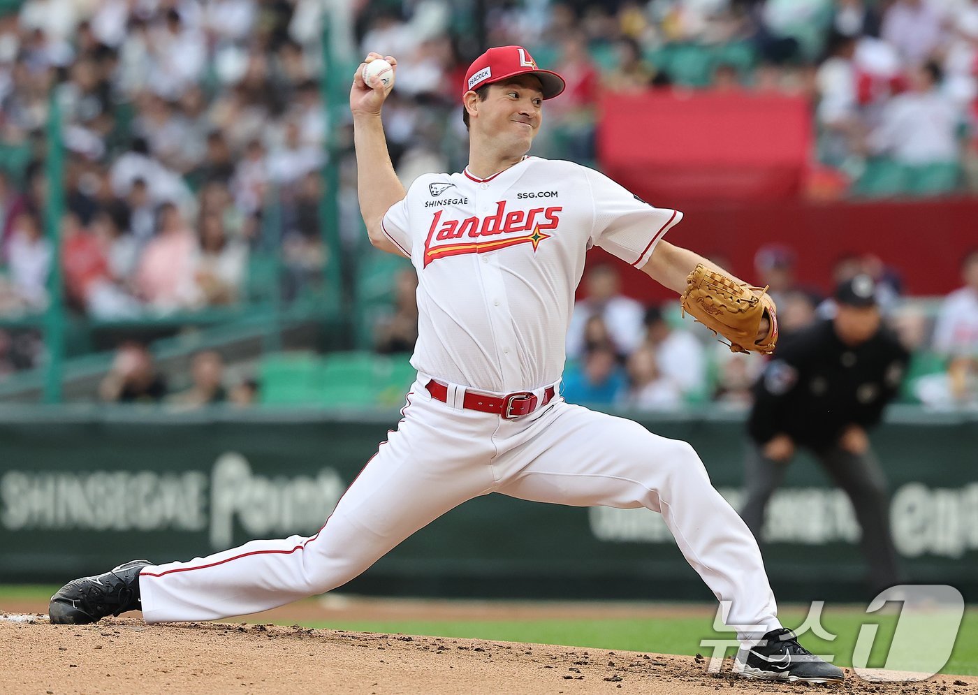 본문 이미지 - SSG 랜더슨 드루 앤더슨이 27일 두산 베어스와의 경기에 선발 등판해 6⅓이닝 동안 5피안타 1볼넷 11탈삼진 1실점을 기록하며 시즌 7승(1패)째를 수확했다./뉴스1 ⓒ News1 김진환 기자