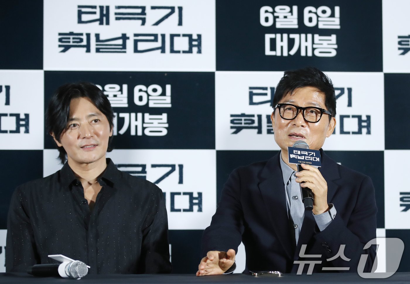 본문 이미지 - 강제규 감독(오른쪽)과 배우 장동건이 30일 서울 건대 롯데시네마에서 열린 영화 '태극기 휘날리며' 개봉 20주년 기념 4K 리마스터링 기자간담회에서 취재진 질문에 답하고 있다. '태극기 휘날리며'는 잊을 수 없는 1950년 6월, 두 형제(장동건 원빈 분)의 갈등과 우애 그리고 전쟁의 비극을 그렸다. 6.25 전쟁을 배경으로 한 액션 블록버스터인 이 영화는 '쉬리' '은행나무 침대' 등 명작들을 만들어낸 강제규 감독의 작품 중에서도 수작으로 꼽힌다. 2004년 개봉 당시 첫주 관객 177만명, 한국 영화사상 최단기간 천만 관객 돌파 등의 신기록을 세우며 신드롬을 불러일으켰다. 2024.5.30/뉴스1 ⓒ News1 권현진 기자