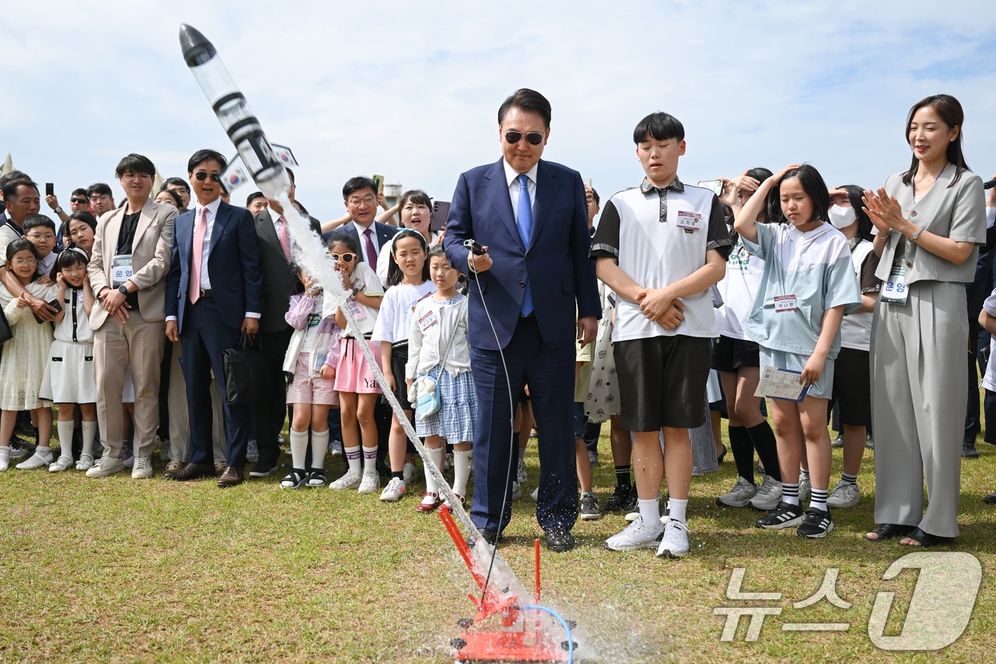 윤석열 대통령이 30일 경남 사천시 항공우주박물관 일원에서 열린 미래세대와 함께하는 우주항공 축제에서 학생들과 함께 물로켓 발사 체험을 하고 있다. &#40;대통령실 제공&#41; 2024.5.30/뉴스1 ⓒ News1 송원영 기자