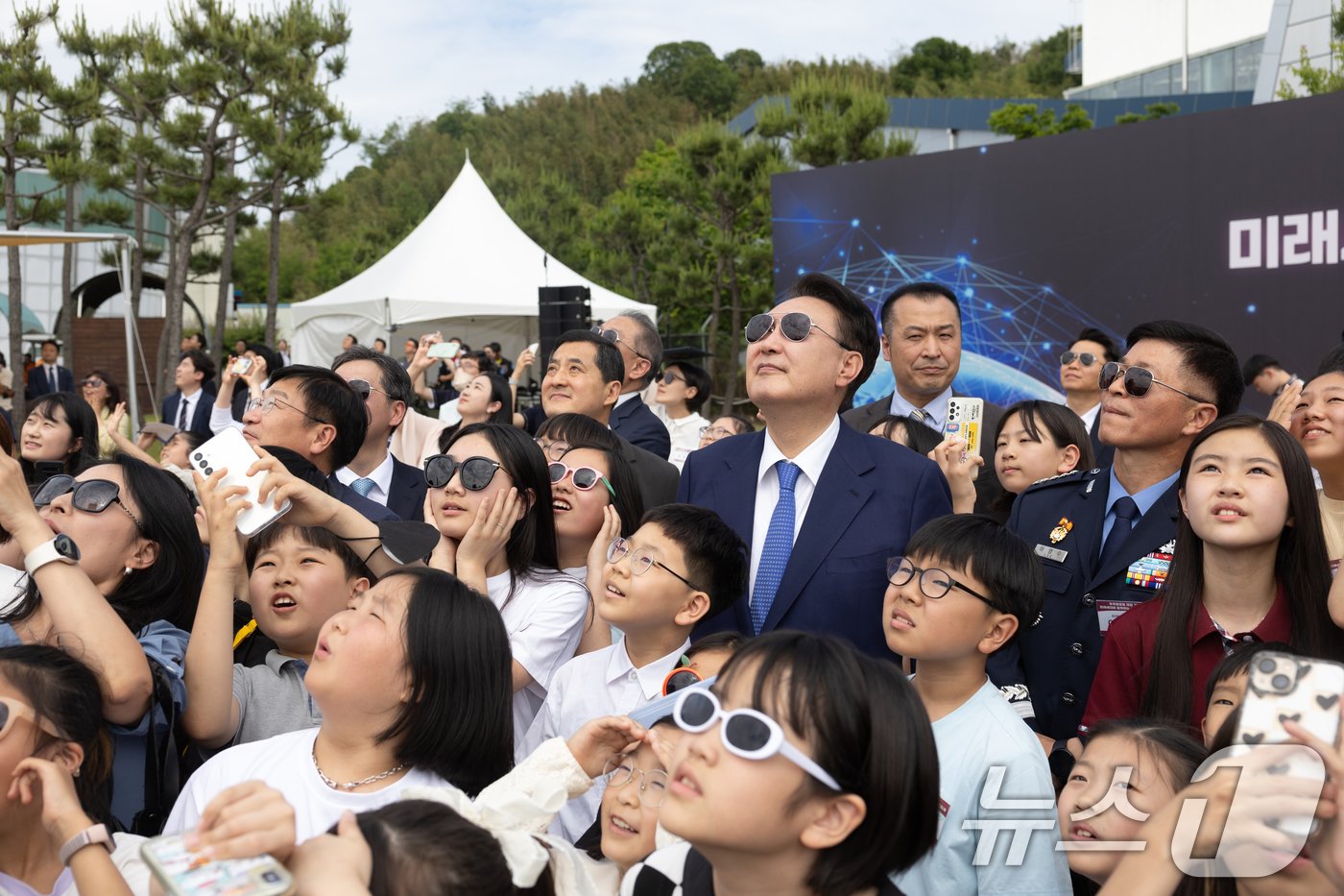 윤석열 대통령이 30일 경남 사천시 항공우주박물관 일원에서 열린 미래세대와 함께하는 우주항공 축제에서 학생들과 함께 블랙이글스 축하비행을 관람 하고 있다. &#40;대통령실 제공&#41; 2024.5.30/뉴스1 ⓒ News1 송원영 기자