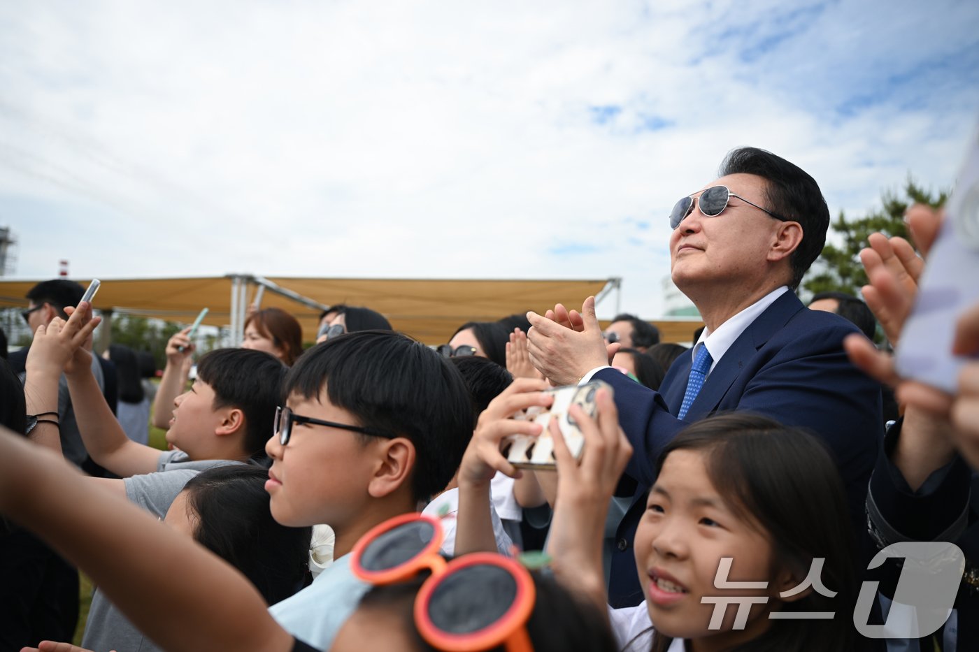 윤석열 대통령이 30일 경남 사천시 항공우주박물관 일원에서 열린 미래세대와 함께하는 우주항공 축제에서 학생들과 함께 블랙이글스 축하비행을 관람 하고 있다. &#40;대통령실 제공&#41; 2024.5.30/뉴스1 ⓒ News1 송원영 기자