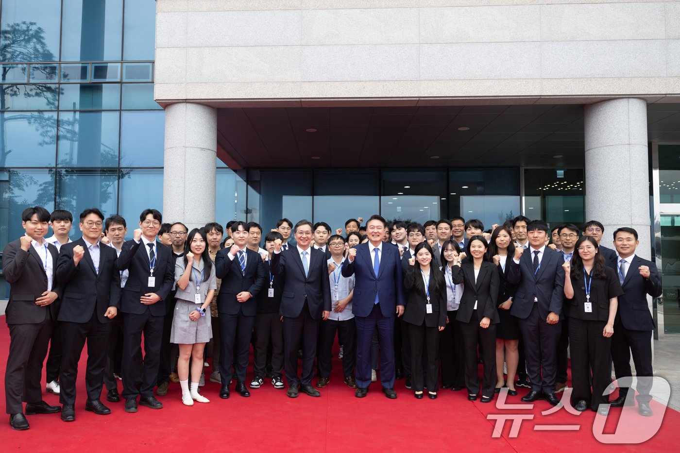 윤석열 대통령이 30일 경남 사천시 우주항공청 임시청사에서 열린 우주항공청 개청식 및 제1차 국가우주위원회에서 참석자들과 함께 기념촬영을 하고 있다. &#40;대통령실 제공&#41; 2024.5.30/뉴스1 ⓒ News1 송원영 기자