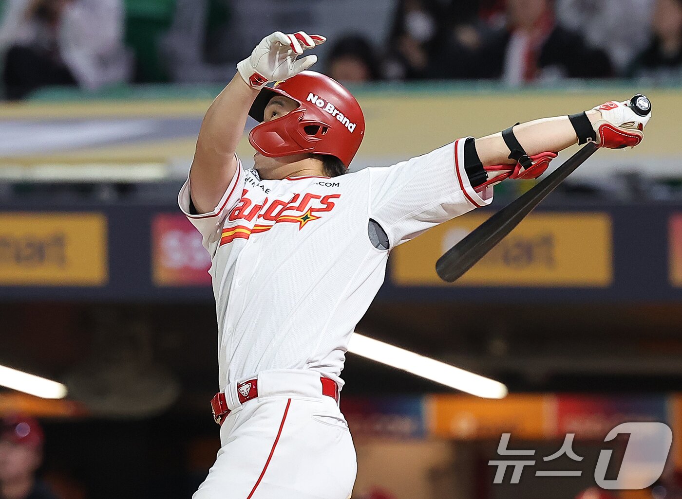 본문 이미지 - 30일 오후 인천시 미추홀구 문학동 SSG랜더스필드에서 열린 프로야구 '2024 신한 SOL 뱅크 KBO리그' LG 트윈스와 SSG 랜더스의 경기, SSG 최정이 6회말 무사 2루에서 역전 투런 홈런을 치고 있다. 2024.5.30/뉴스1 ⓒ News1 김진환 기자