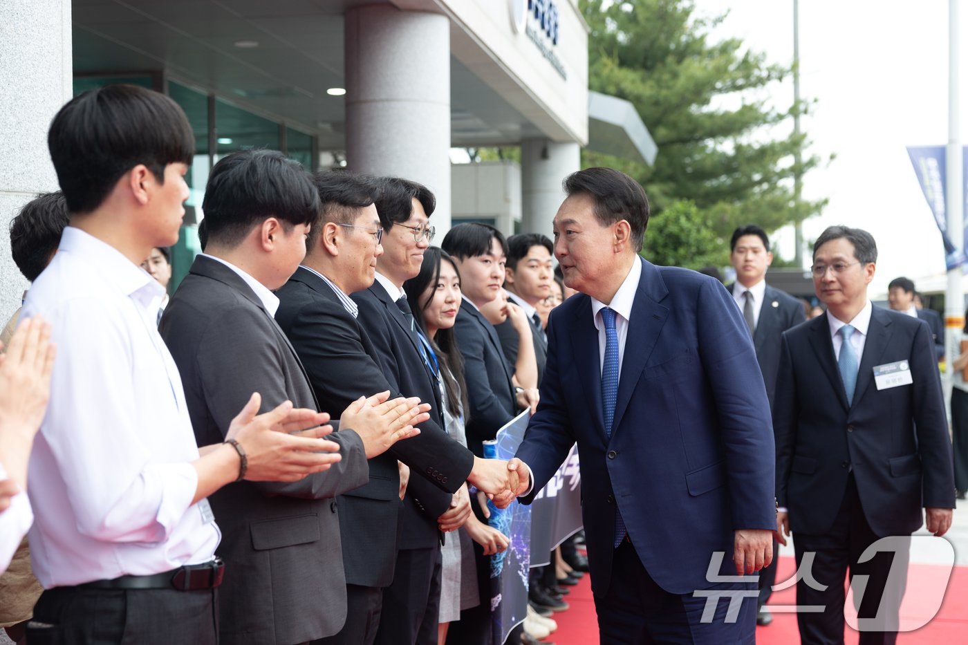 윤석열 대통령이 30일 경남 사천시 우주항공청 임시청사에서 열린 우주항공청 개청식 및 제1차 국가우주위원회에서 참석자들을 격려하고 있다. &#40;대통령실 제공&#41; 2024.5.30/뉴스1 ⓒ News1 송원영 기자