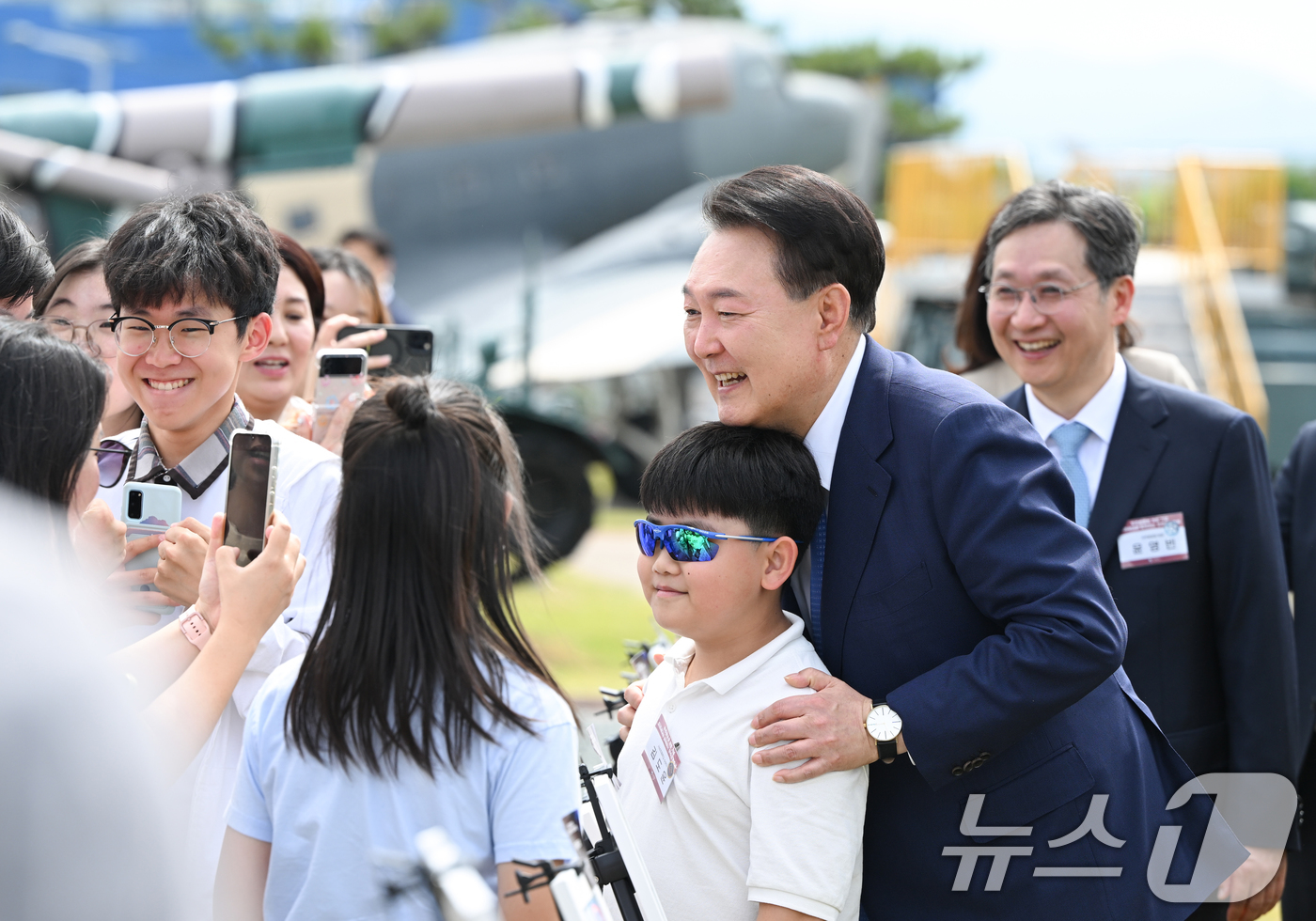 (서울=뉴스1) 송원영 기자 = 윤석열 대통령이 30일 경남 사천시 항공우주박물관 일원에서 열린 미래세대와 함께하는 우주항공 축제에서 미술부문 수상작을 관람 도중 학생과 함께 기념 …