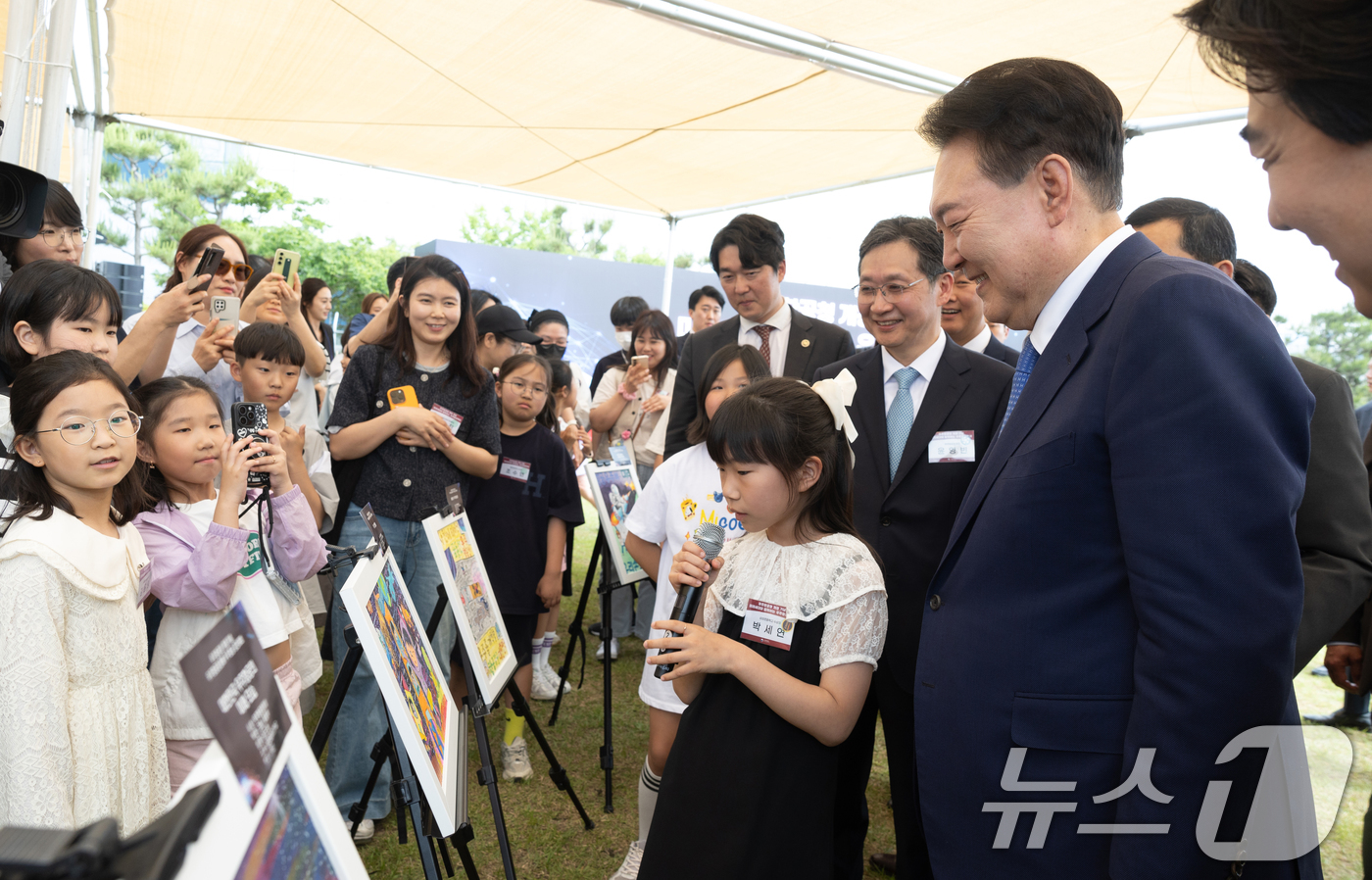 (서울=뉴스1) 송원영 기자 = 윤석열 대통령이 30일 경남 사천시 항공우주박물관 일원에서 열린 미래세대와 함께하는 우주항공 축제에서 미술부문 수상작을 관람하고 있다.  (대통령실 …