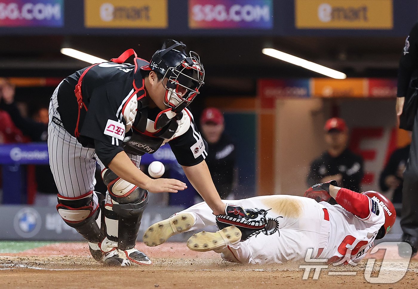 본문 이미지 - 30일 오후 인천시 미추홀구 문학동 SSG랜더스필드에서 열린 프로야구 '2024 신한 SOL 뱅크 KBO리그' LG 트윈스와 SSG 랜더스의 경기, SSG 정준재가 7회말 1사 3루에서 박성한의 2루수 앞 땅볼 때 홈으로 쇄도해 세이프 되고 있다. 2024.5.30/뉴스1 ⓒ News1 김진환 기자