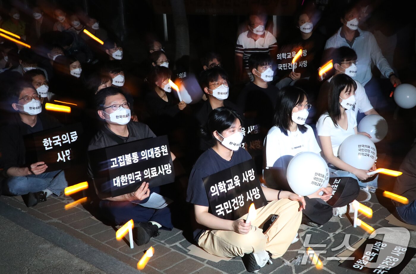 본문 이미지 - 전북의사회와 전공의, 의대생들이 30일 전북자치도 전주시 전북특별자치도청 앞에서 &#39;대한민국정부 한국의료 사망선고&#39; 촛불집회 열고 구호를 외치고 있다. 2024.5.30/뉴스1 ⓒ News1 유경석 기자