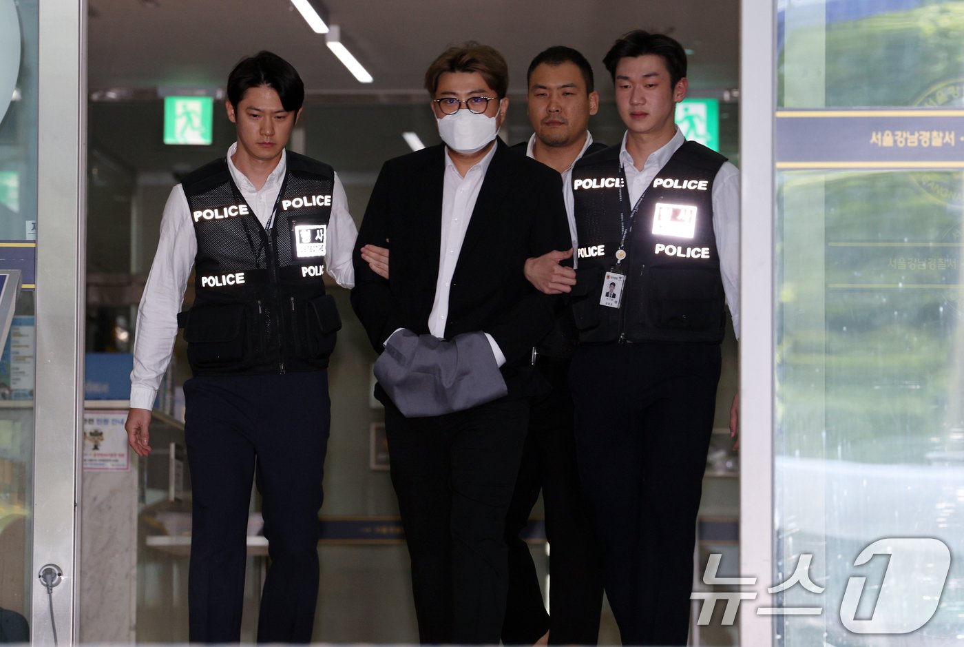 본문 이미지 - '음주 뺑소니' 혐의를 받는 트로트 가수 김호중 씨가 31일 오전 서울 강남경찰서에서 나와 검찰로 구속 송치되고 있다. 2024.5.31/뉴스1 ⓒ News1 박정호 기자