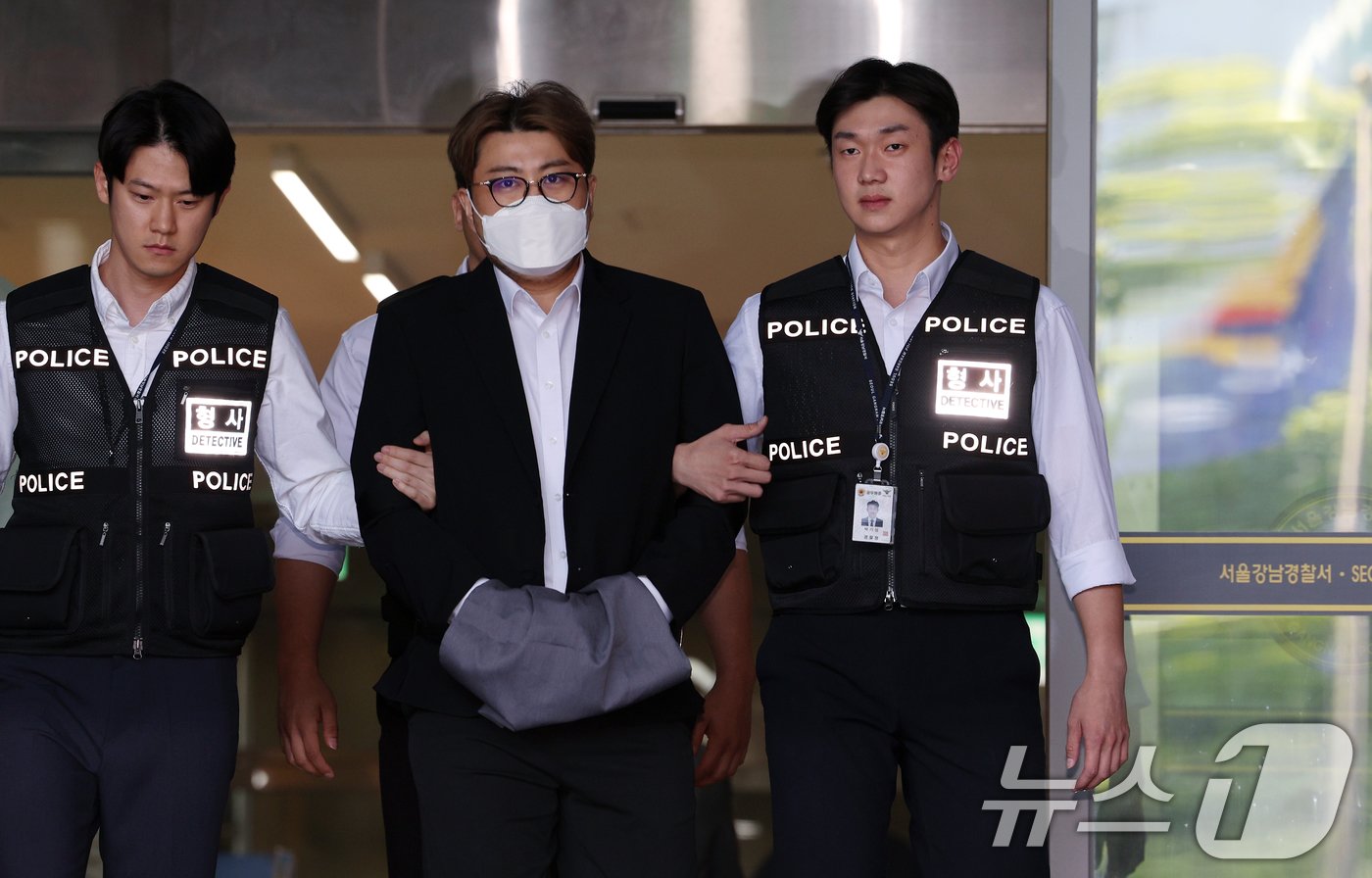 본문 이미지 - '음주 뺑소니' 혐의를 받는 트로트 가수 김호중 씨가 31일 오전 서울 강남경찰서에서 나와 검찰로 구속 송치되고 있다.  2024.5.31/뉴스1 ⓒ News1 박정호 기자