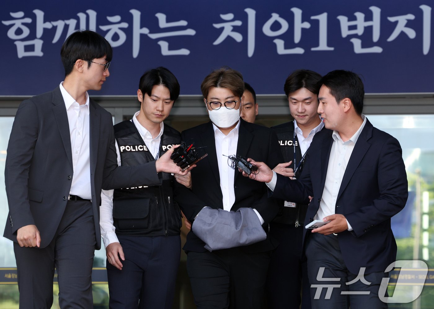 본문 이미지 - '음주 뺑소니' 혐의를 받는 트로트 가수 김호중 씨가 31일 오전 서울 강남경찰서에서 나와 검찰로 구속 송치되고 있다.  2024.5.31/뉴스1 ⓒ News1 박정호 기자