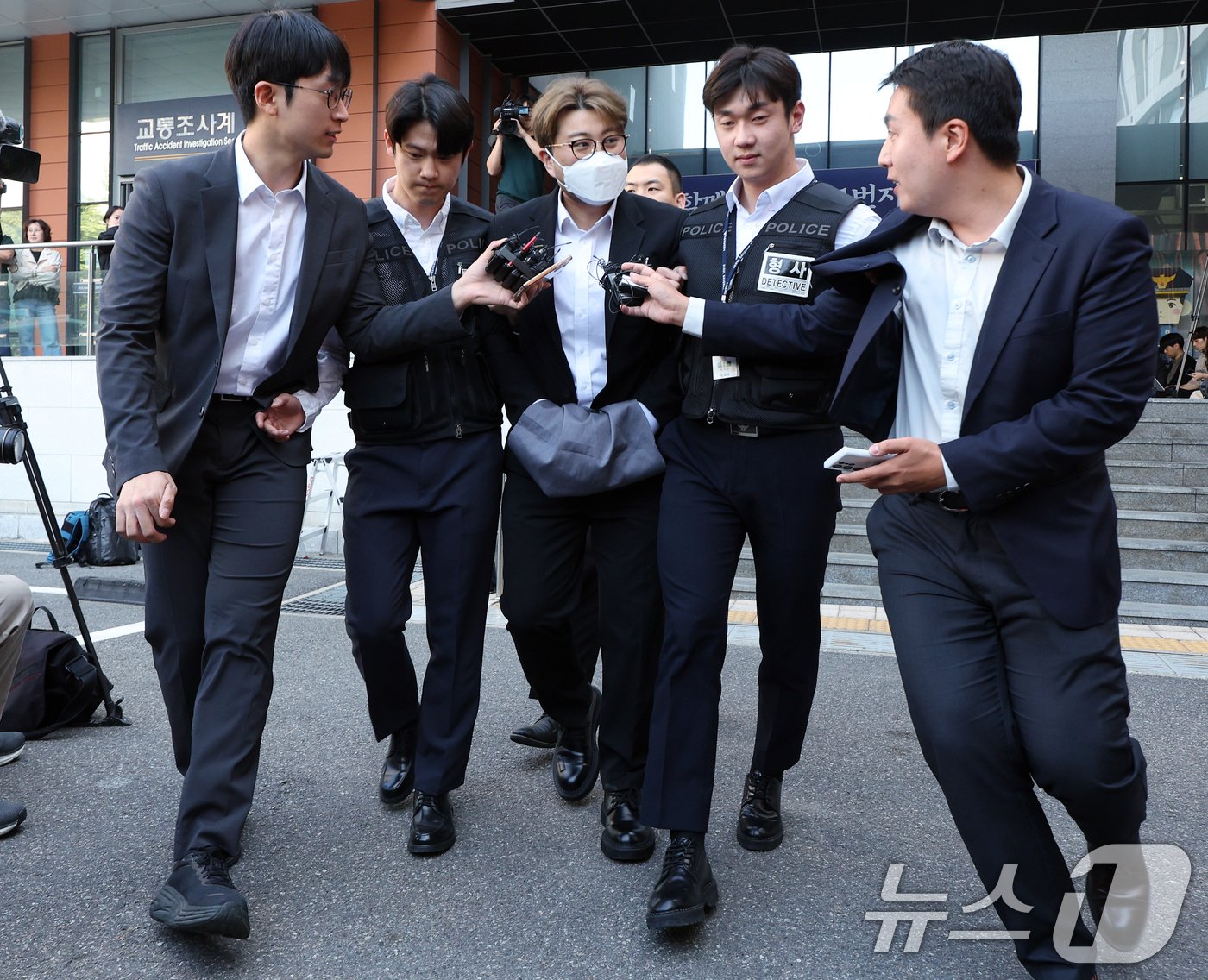 본문 이미지 - '음주 뺑소니' 혐의를 받는 트로트 가수 김호중 씨가 31일 오전 서울 강남경찰서에서 나와 검찰로 구속 송치되고 있다.  2024.5.31/뉴스1 ⓒ News1 박정호 기자