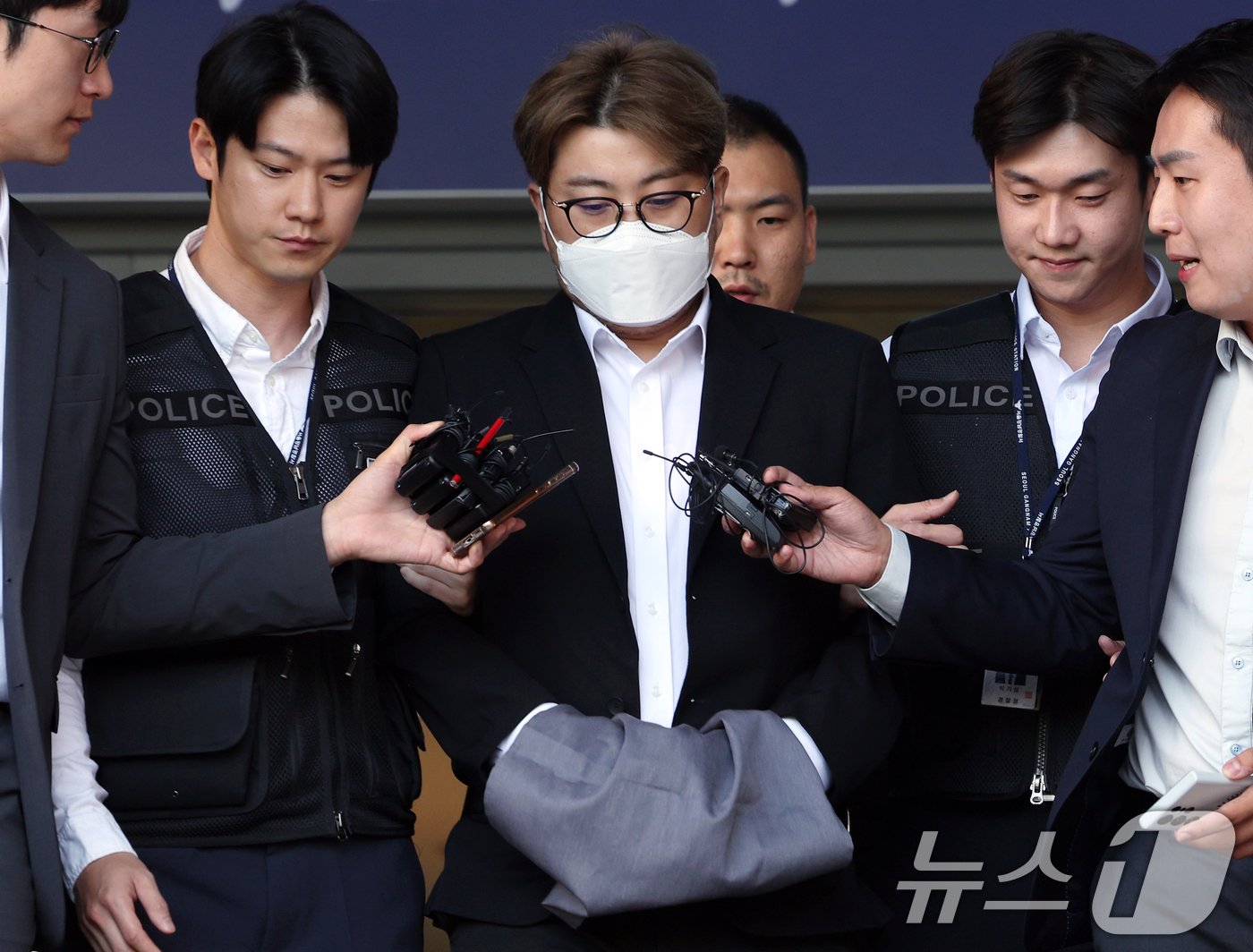 본문 이미지 - '음주 뺑소니' 혐의를 받는 트로트 가수 김호중 씨가 31일 오전 서울 강남경찰서에서 나와 검찰로 구속 송치되고 있다. 2024.5.31/뉴스1 ⓒ News1 박정호 기자