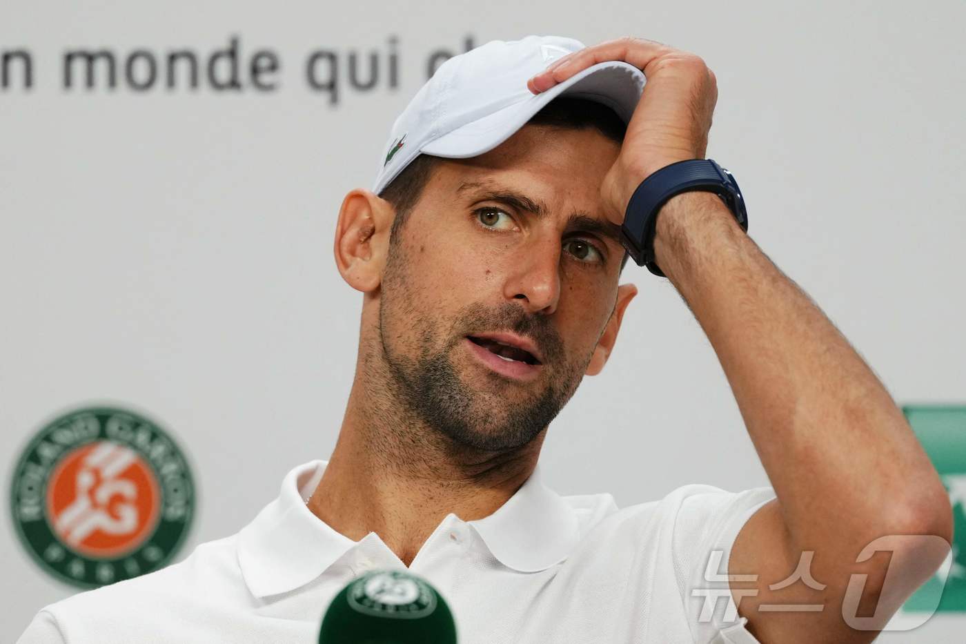 (파리 AFP=뉴스1) 우동명 기자 = 세르비아의 노바크 조코비치가 30일(현지시간) 파리의 스타드 롤랑가로스에서 열린 프랑스 오픈 테니스 대회 남자 단식 2회전서 스페인의 로베르 …