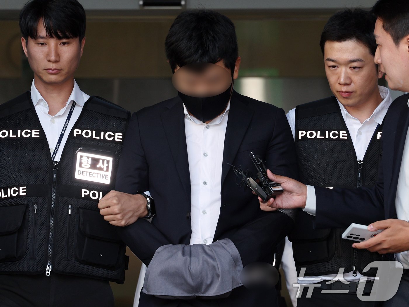 본문 이미지 - '음주 뺑소니' 혐의를 받는 트로트 가수 김호중 씨의 범인도피교사 혐의를 받는 소속사 대표 이광득 씨가 31일 오전 서울 강남경찰서에서 나와 검찰로 구속 송치되고 있다. 2024.5.31/뉴스1 ⓒ News1 박정호 기자