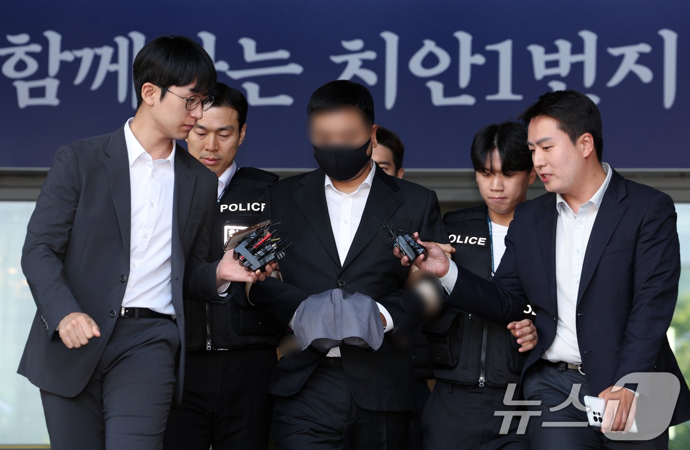 본문 이미지 - '음주 뺑소니' 혐의를 받는 트로트 가수 김호중 씨의 범인도피교사 혐의를 받는 소속사 본부장 전 모 씨가 31일 오전 서울 강남경찰서에서 나와 검찰로 구속 송치되고 있다. 2024.5.31/뉴스1 ⓒ News1 박정호 기자