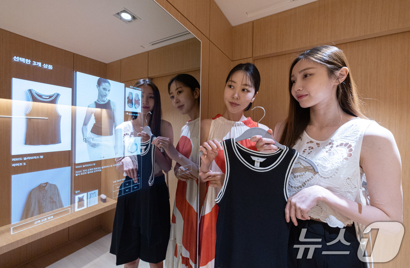 (서울=뉴스1) 이재명 기자 = 패션 브랜드 H&M은 국내 최초 글로벌 플래그십 스토어를 오픈했다.명동에 위치한 글로벌 플래그십 스토어는 지하 1층부터 지상 5층까지의 규모로 패션 …