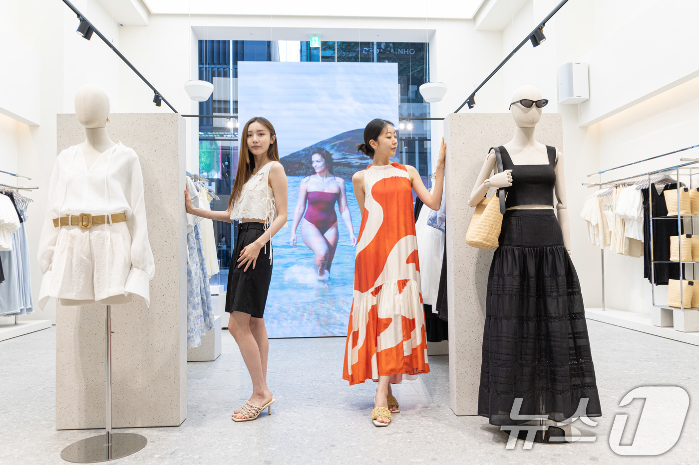(서울=뉴스1) 이재명 기자 = 패션 브랜드 H&M은 국내 최초 글로벌 플래그십 스토어를 오픈했다.명동에 위치한 글로벌 플래그십 스토어는 지하 1층부터 지상 5층까지의 규모로 패션 …