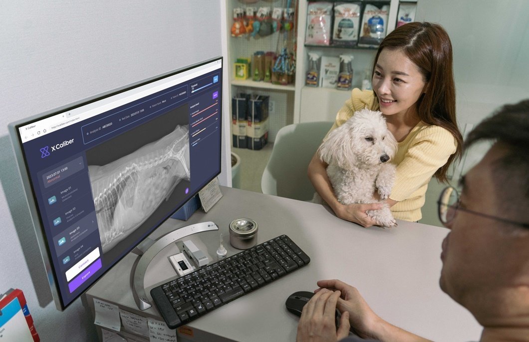 수의사가 엑스칼리버를 활용해 강아지의 엑스레이 사진을 판독하고 진료하는 모습 &#40;엑스칼리버 제공&#41; ⓒ 뉴스1