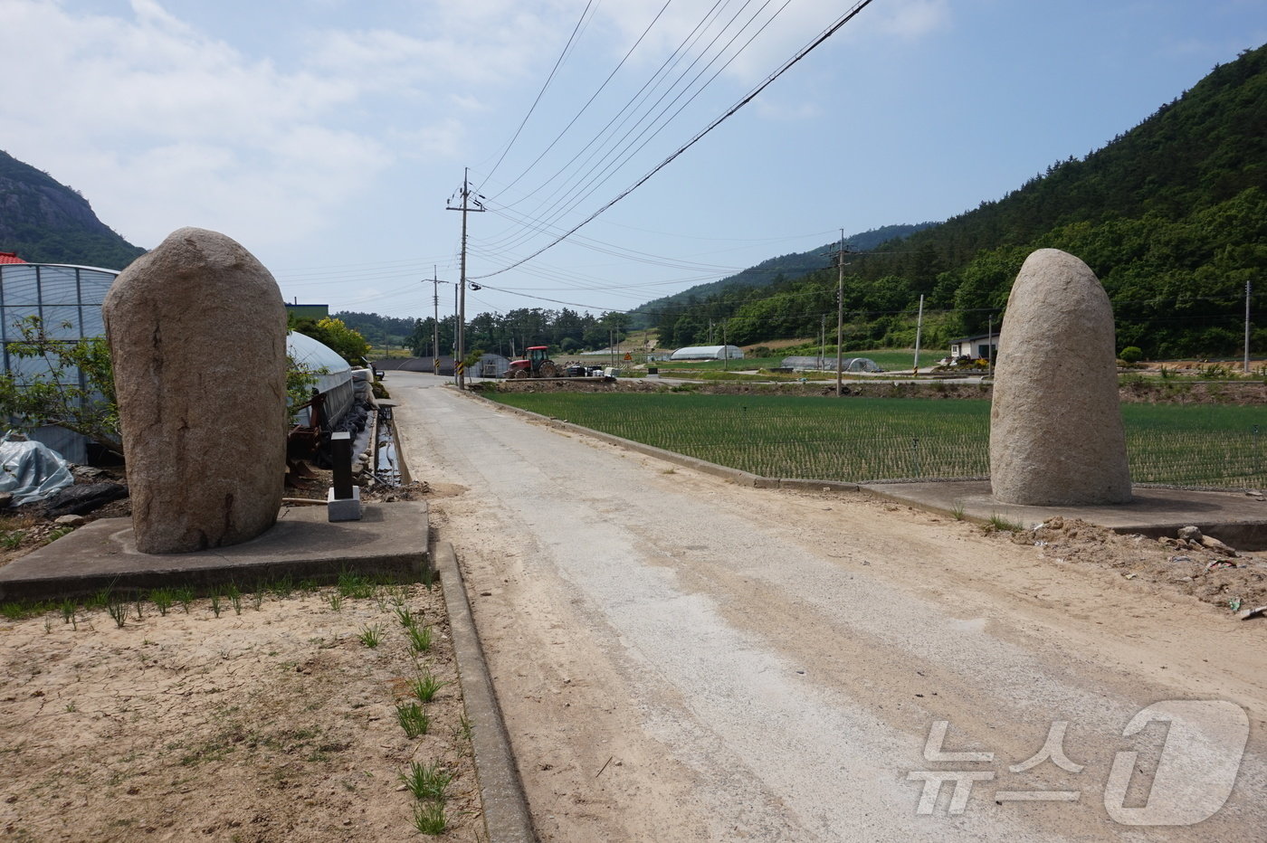 본문 이미지 - 하보전마을 초입의 돌기둥. 2024.5.31./뉴스1 ⓒ News1 조영석 기자 