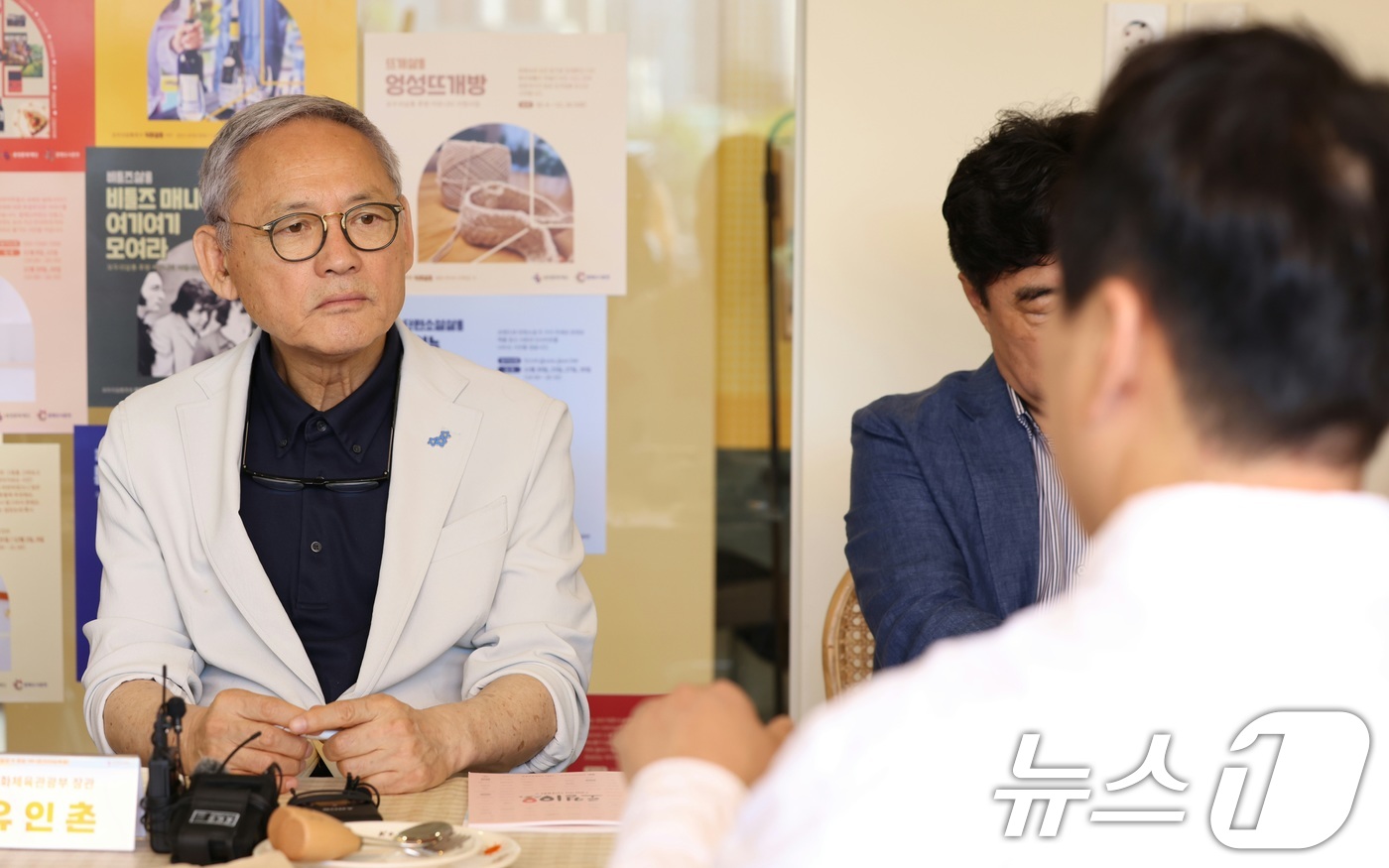 (서울=뉴스1) = 유인촌 문화체육관광부 장관이 31일 강원도 춘천 모두의 살롱 후평에서 춘천 지역 로컬 크리에이터를 만나 간담회를 하고 있다. (문화체육관광부 제공) 2024.5 …