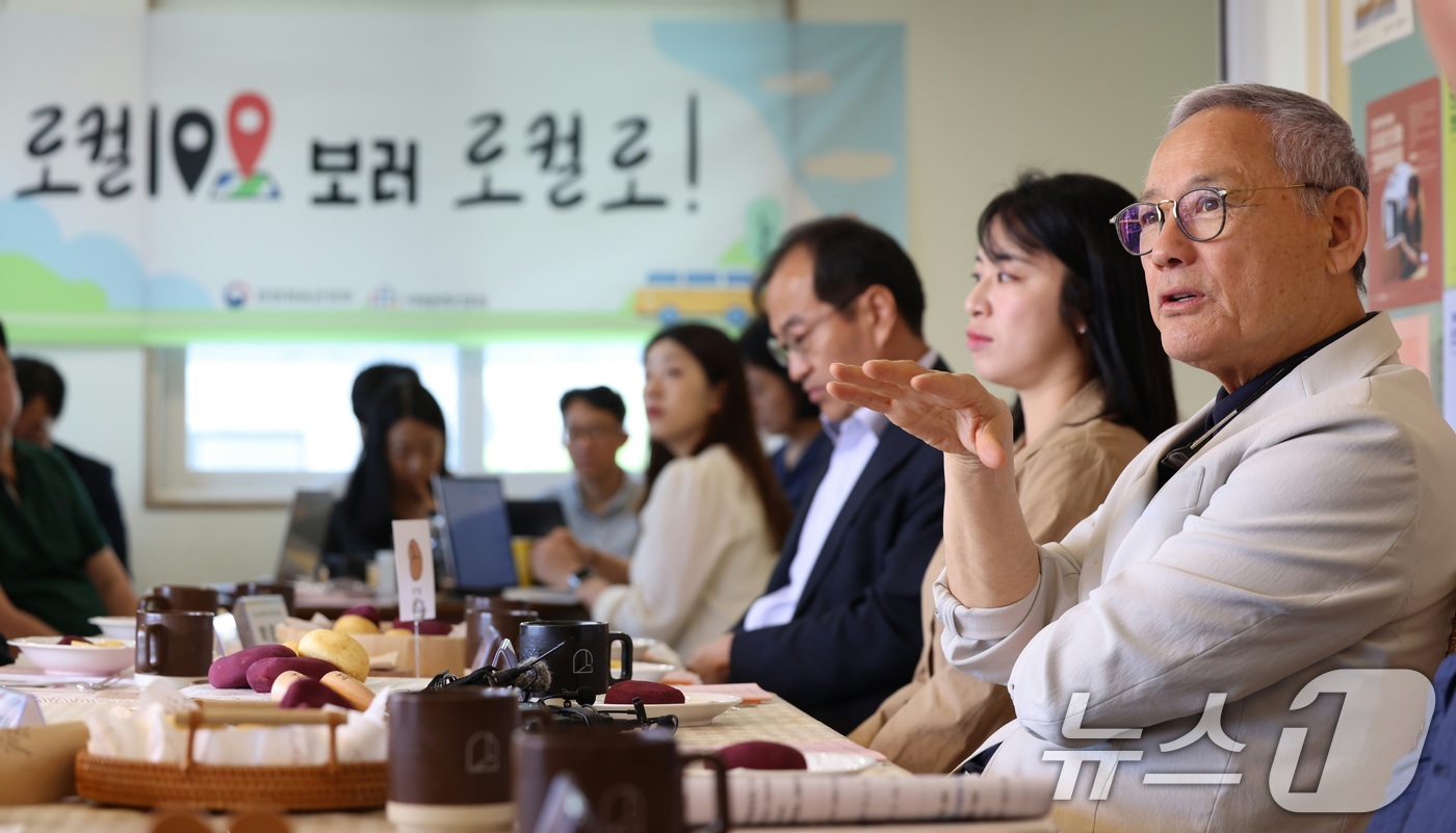 (서울=뉴스1) = 유인촌 문화체육관광부 장관이 31일 강원도 춘천 모두의 살롱 후평에서 춘천 지역 로컬 크리에이터를 만나 간담회를 하고 있다. (문화체육관광부 제공) 2024.5 …