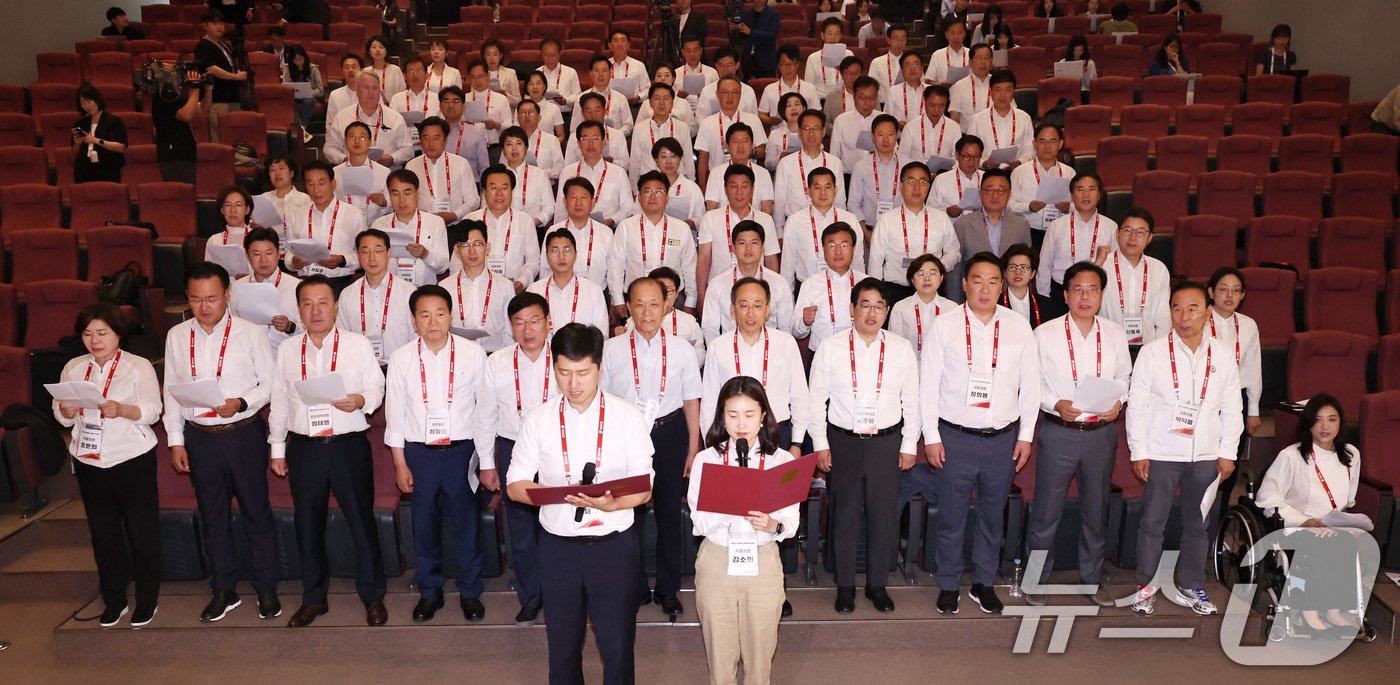 본문 이미지 - 국민의힘 황우여 비상대책위원장과 추경호 원내대표 등 의원들이 31일 오전 충남 천안시 재능교육연수원에서 열린 제22대 국회의원 워크숍에서 결의문을 낭독하고 있다. 2024.5.31/뉴스1 ⓒ News1 구윤성 기자