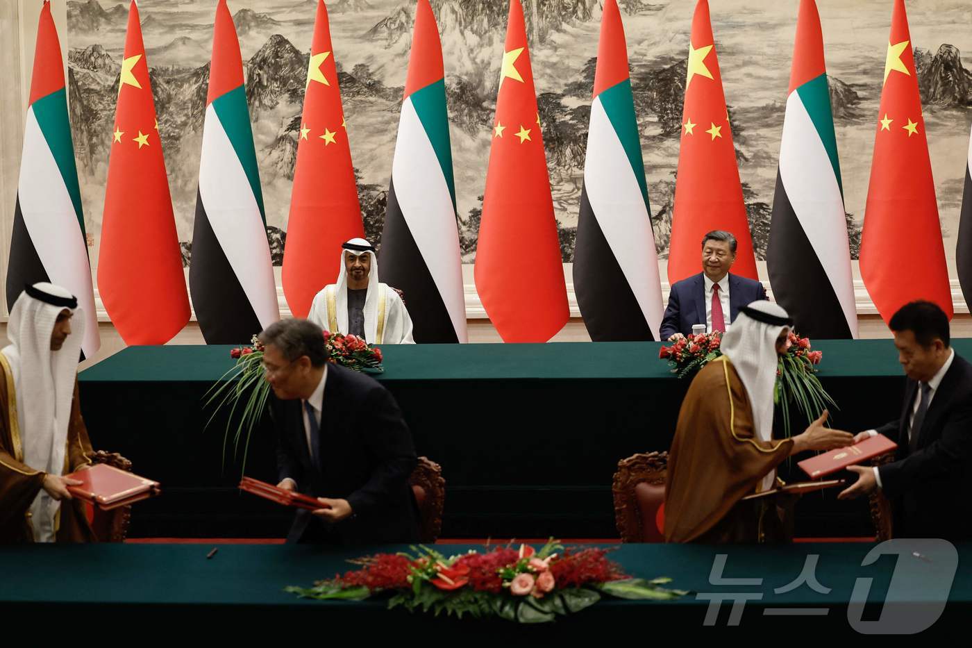 (베이징 AFP=뉴스1) 우동명 기자 = 시진핑 중국 국가주석이 30일(현지시간) 베이징 인민 대회당에서 무함마드 빈 자예드 알 나흐얀 UAE 대통령과 조인식에 참석을 하고 있다. …