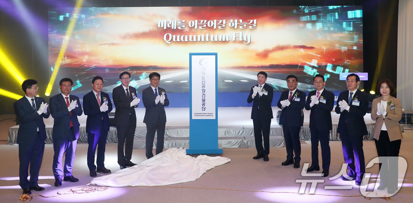 본문 이미지 - 31일 오전 부산 강서구 신라스테이 서부산에서 열린 &#39;가덕도신공항건설공단 출범식&#39;에서 박상우 국토교통부 장관, 박형준 부산시장, 김두겸 울산시장, 박완수 경남도지사, 이윤상 가덕도신공항건설공단 이사장, 지역 국회의원 등 참석자들이 현판식을 한 뒤 손뼉을 치고 있다. 2024.5.31/뉴스1 ⓒ News1 윤일지 기자
