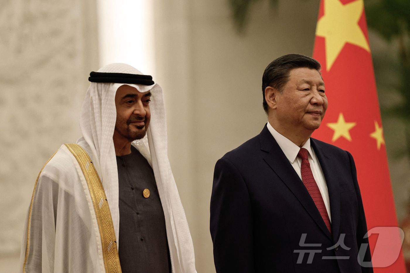 (베이징 AFP=뉴스1) 우동명 기자 = 시진핑 중국 국가주석이 30일(현지시간) 베이징 인민 대회당에서 무함마드 빈 자예드 알 나흐얀 UAE 대통령의 환영식에 참석을 하고 있다. …