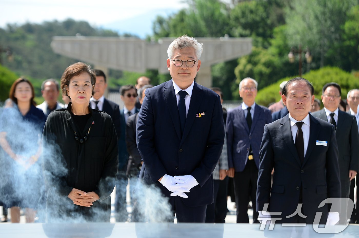 송영길 소나무당 대표가 31일 오전 광주 북구 운정동 국립5·18민주묘지를 찾아 오월영령에 참배하고 있다. &#39;민주당 전당대회 돈봉투 의혹&#39;으로 구속 상태에서 재판을 받아온 송 대표는 전날 보석으로 풀려났다. 2024.5.31/뉴스1 ⓒ News1 이승현 기자