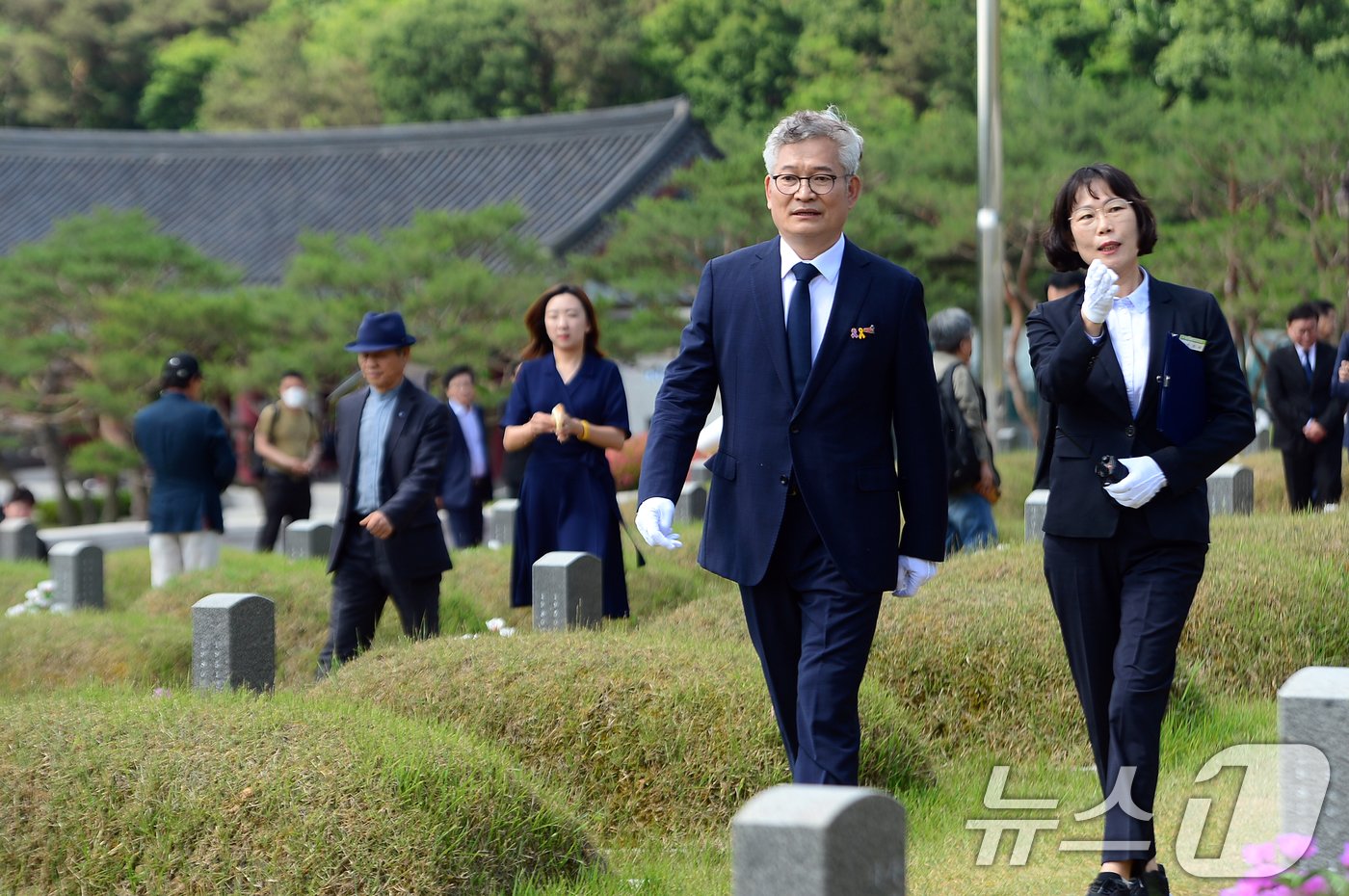 송영길 소나무당 대표가 31일 오전 광주 북구 운정동 국립5·18민주묘지 묘역을 둘러보고 있다. &#39; 2024.5.31/뉴스1 ⓒ News1 이승현 기자