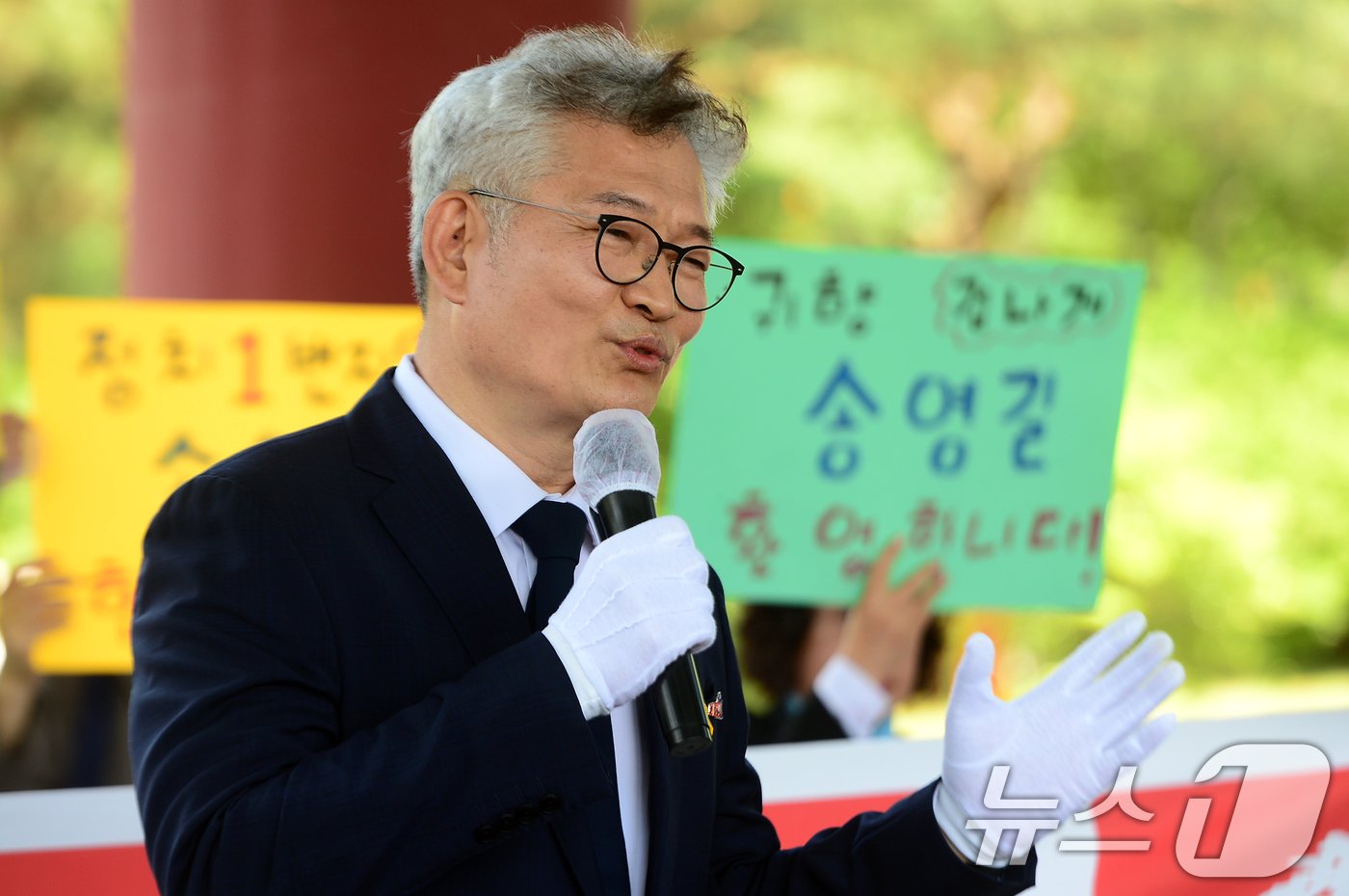 본문 이미지 - 송영길 소나무당 대표가 31일 오전 광주 북구 운정동 국립5·18민주묘지 역사의문 앞에서 기자회견을 하고 있다. 2024.5.31/뉴스1 ⓒ News1 이승현 기자