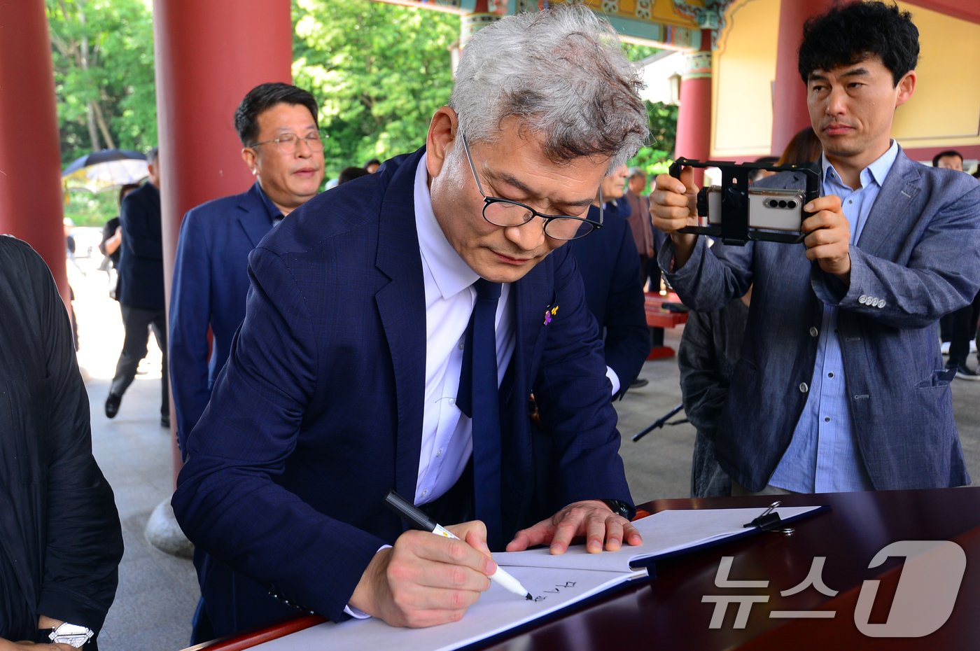 송영길 소나무당 대표가 31일 오전 광주 북구 운정동 국립5·18민주묘지 참배에 앞서 방명록을 작성하고 있다.  2024.5.31/뉴스1 ⓒ News1 이승현 기자