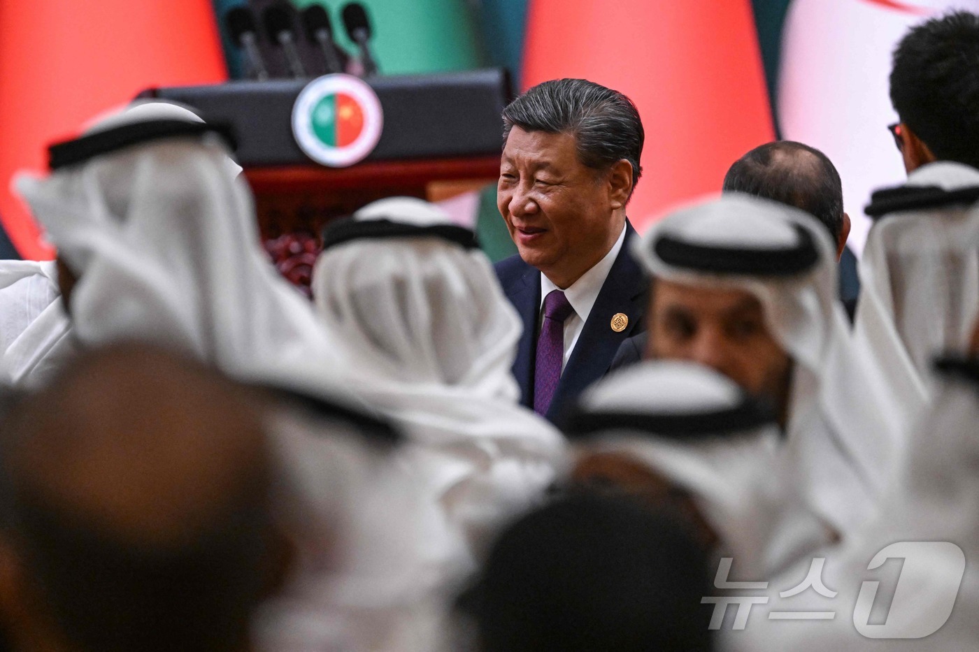 (베이징 AFP=뉴스1) 우동명 기자 = 시진핑 중국 국가주석이 30일(현지시간) 베이징 댜오위타이 국빈관에서 열린 중국-아랍국가 협력포럼 제10차 장관급 회의 개막식에 도착을 하 …