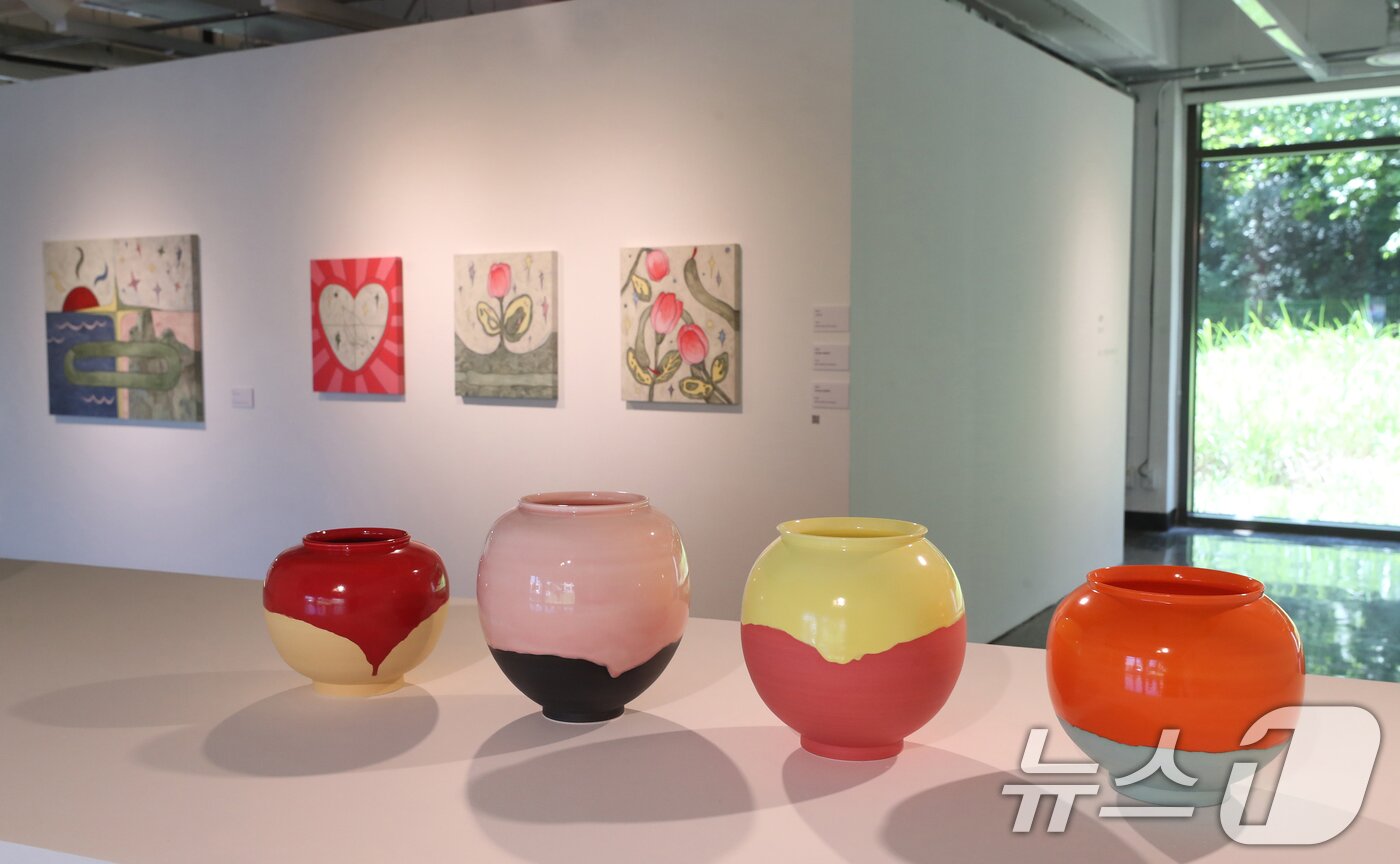 본문 이미지 - '2024 기회소득 예술인 페스티벌' 전시장 내부 모습 ⓒ News1 김영운 기자