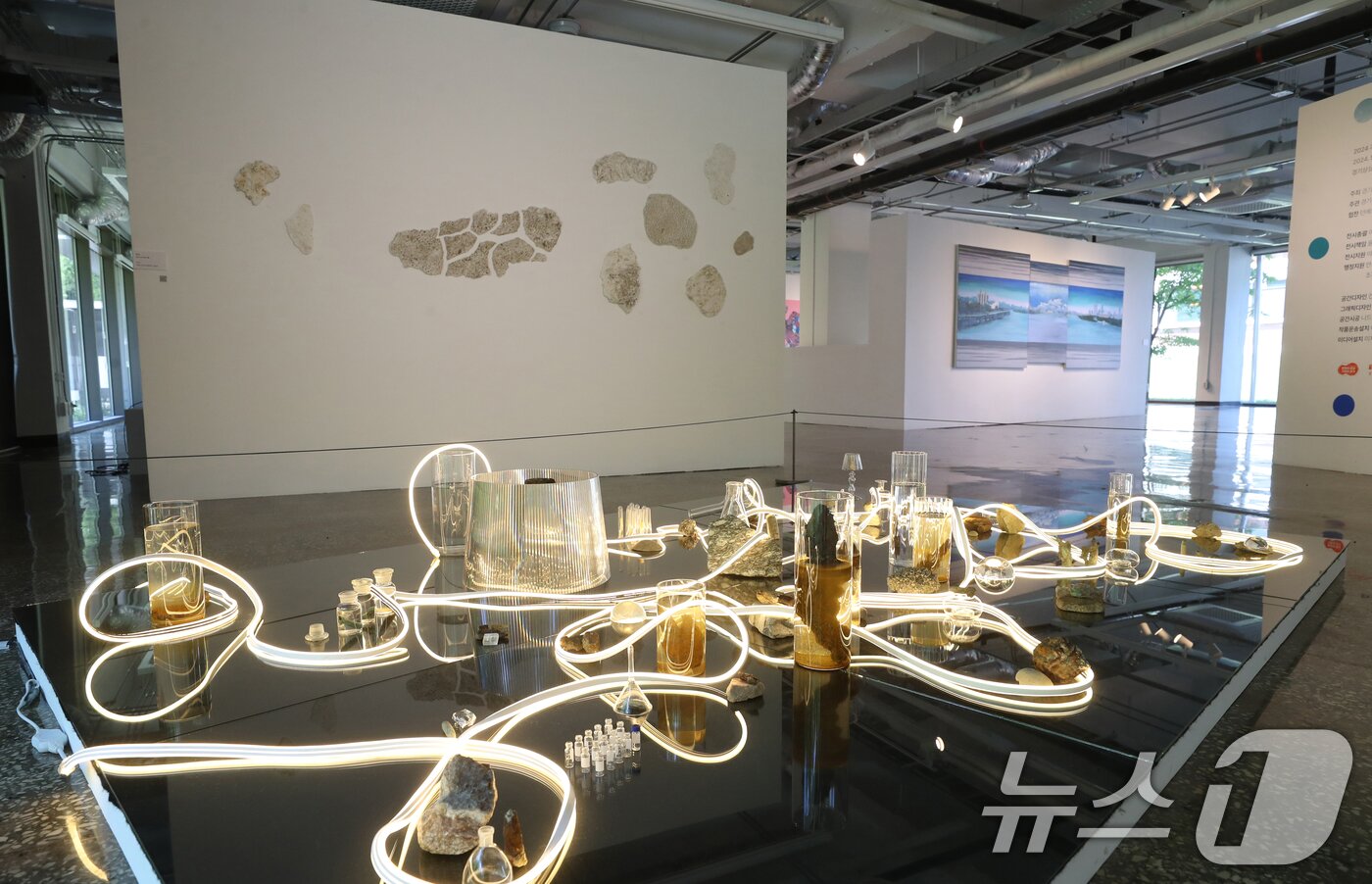 본문 이미지 - '2024 기회소득 예술인 페스티벌' 전시장 내부 모습 ⓒ News1 김영운 기자