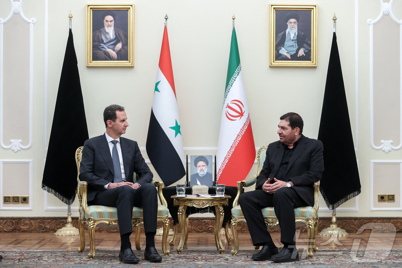 (테헤란 AFP=뉴스1) 우동명 기자 = 모하마드 모크베르 이란 대통령 대행이 30일(현지시간) 테헤란을 방문한 바샤르 알 아사드 시리아 대통령과 만나고 있다. 2024.05.31 …