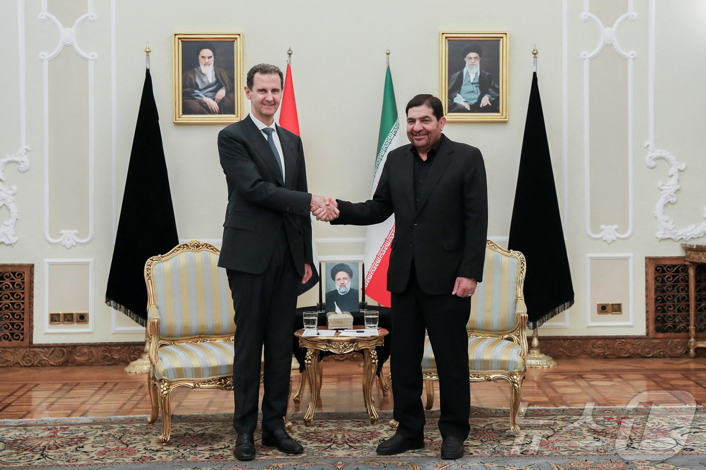 (테헤란 AFP=뉴스1) 우동명 기자 = 모하마드 모크베르 이란 대통령 대행이 30일(현지시간) 테헤란을 방문한 바샤르 알 아사드 시리아 대통령과 만나 악수를 하고 있다. 2024 …