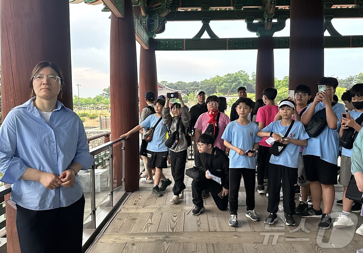 동굴과 월지에서 문화해설사의 설명을 듣는 장미란 문화체육관광부 제2차관과 수학여행 온 초등학생들의 모습 ⓒ News1 윤슬빈 기자