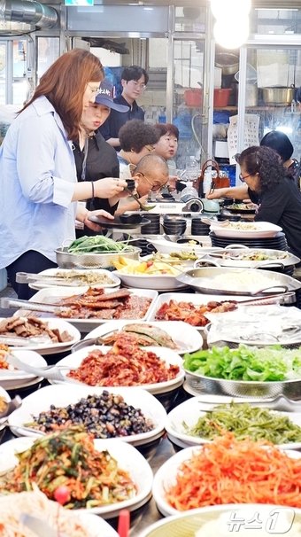 본문 이미지 - 경주 성동시장 점심 뷔페 음식을 경험하고 있는 장미란 문체부 차관ⓒ News1 윤슬빈 기자